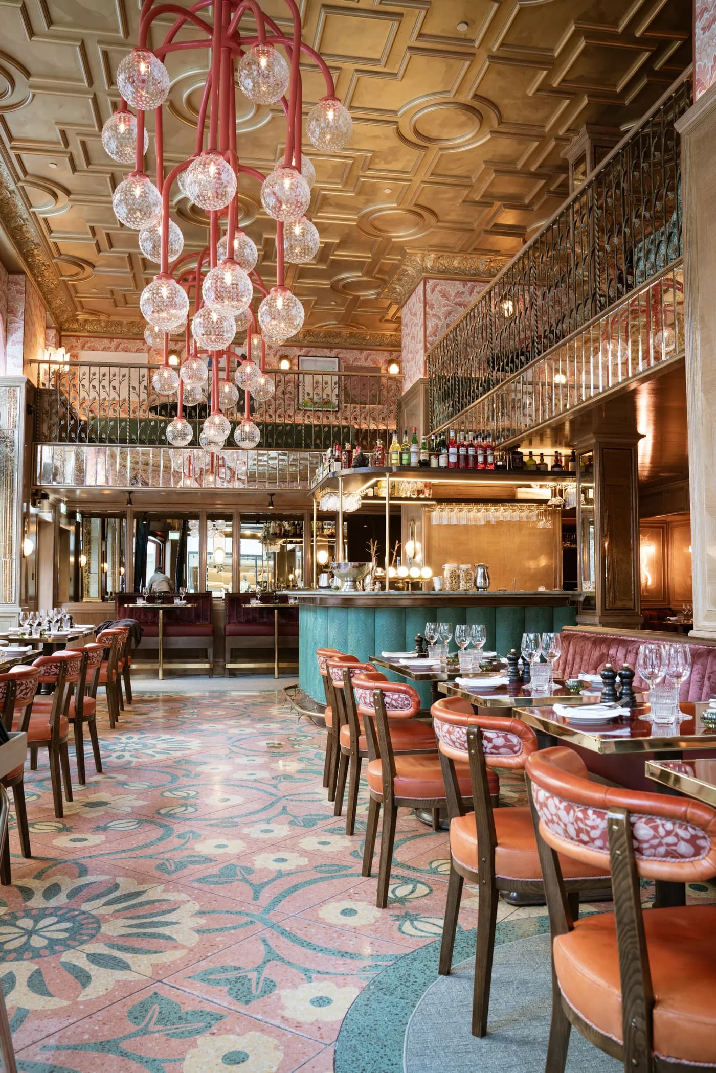 Dukat bord i restaurangen med vinglas och lampetter