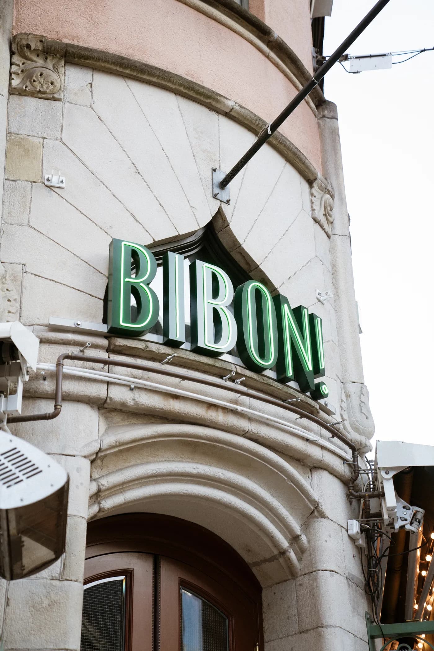 Bibons skylt på fasaden