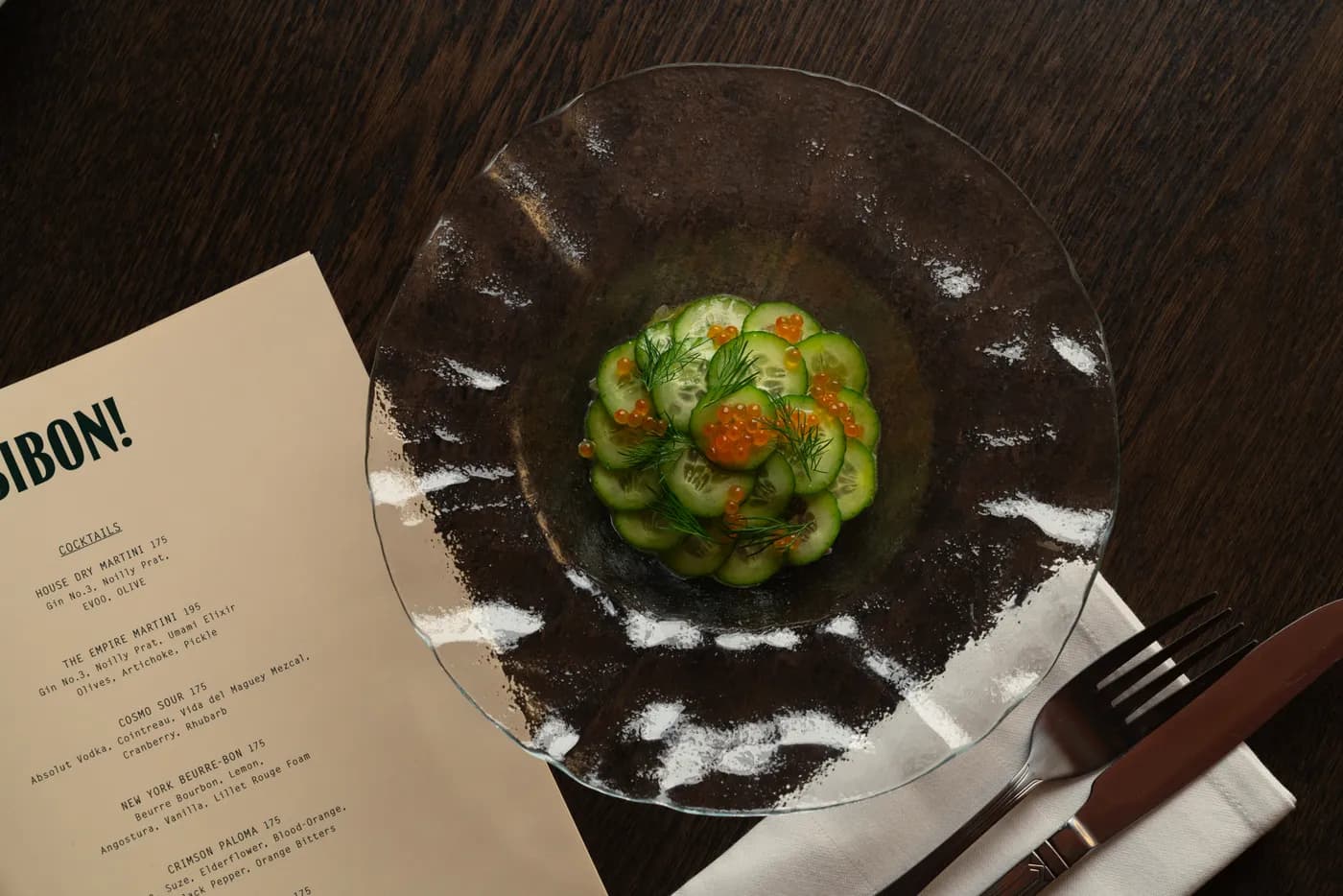 Bröd med smör och tilltugg uppdukade på bordet