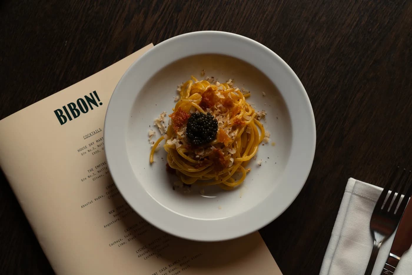 Närbild på tilltugg med dill och rom